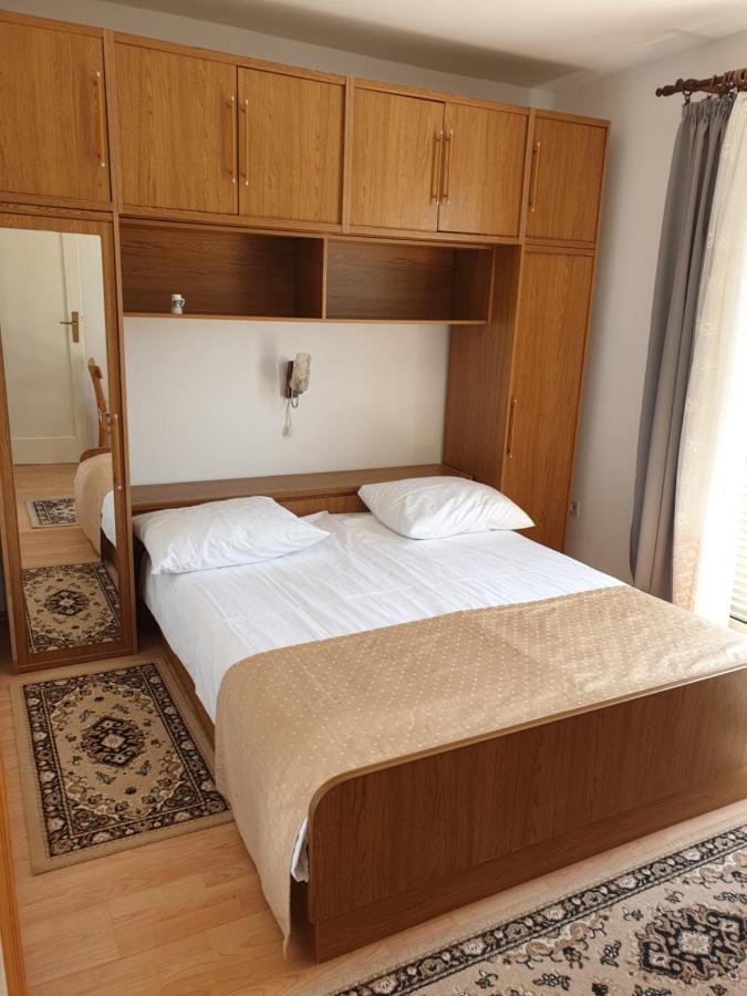 Apartmani I Sobe Jusic ราบ ภายนอก รูปภาพ